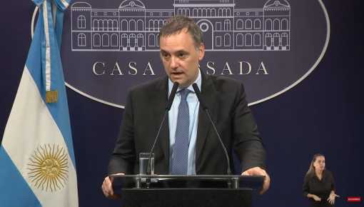 La insólita respuesta de Adorni sobre la vacuna contra el dengue