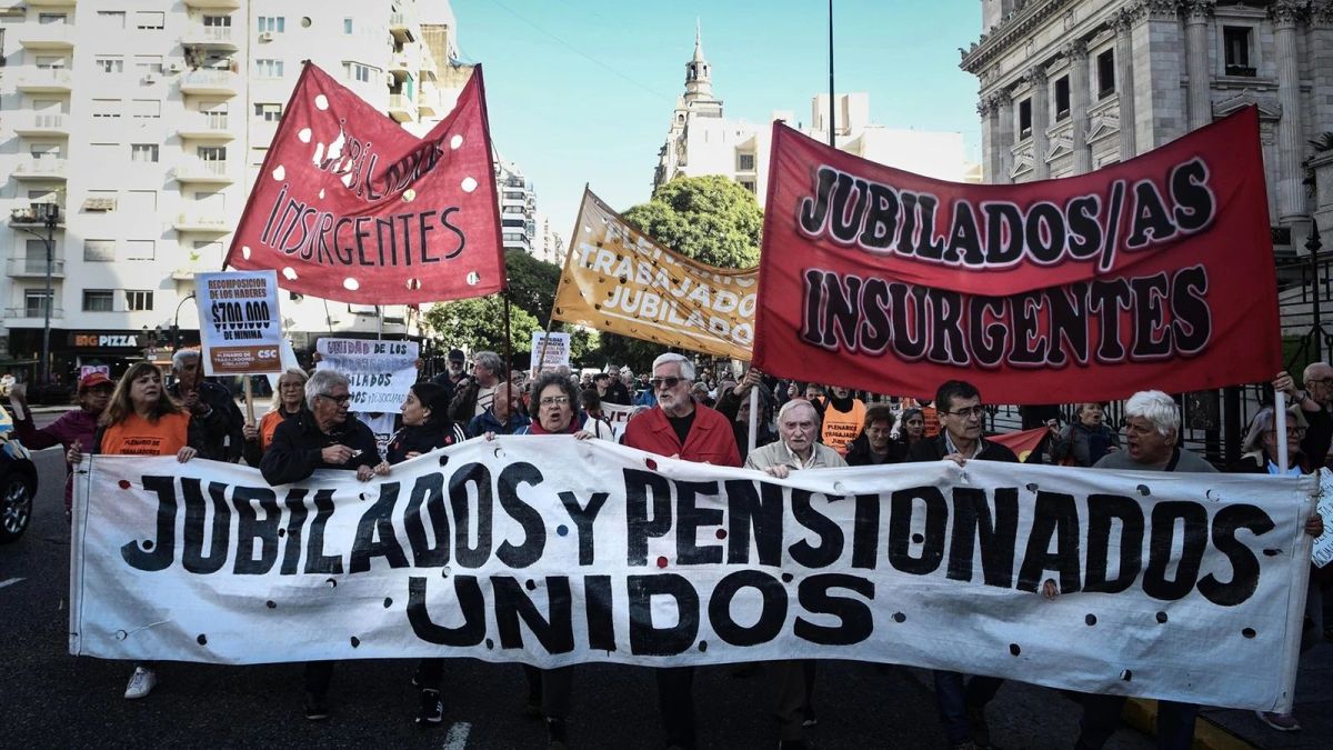 altText(Diputados de UxP repudiaron la represión contra docentes y jubilados)}