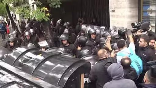 La Policía de Macri reprimió una protesta de colectiveros contra el acuerdo salarial