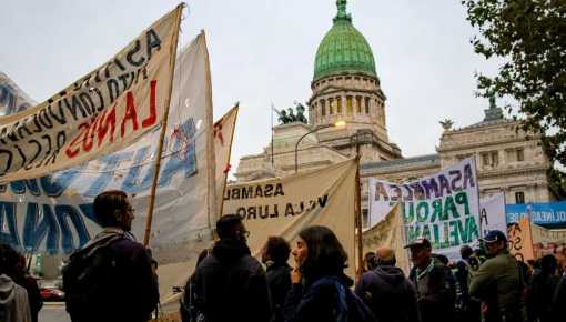 Agrupaciones y gremios se manifiestan en el Congreso contra la Ley Bases