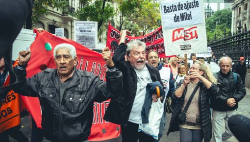 En fotos: la protesta de jubiladxs, trabajadorxs y militantes contra la Ley Bases
