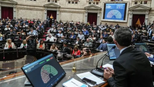 Unión por la Patria denuncia que la Ley Bases fue alterada y Adorni lo minimizó