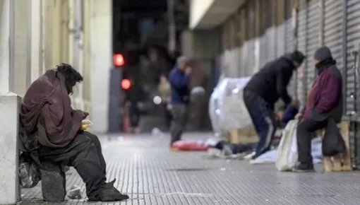 La pobreza en Argentina llegó al 55,5% y la indigencia al 17,5%, según la UCA