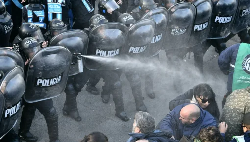 Protestan por los más de 2300 despidos en áreas estatales clave