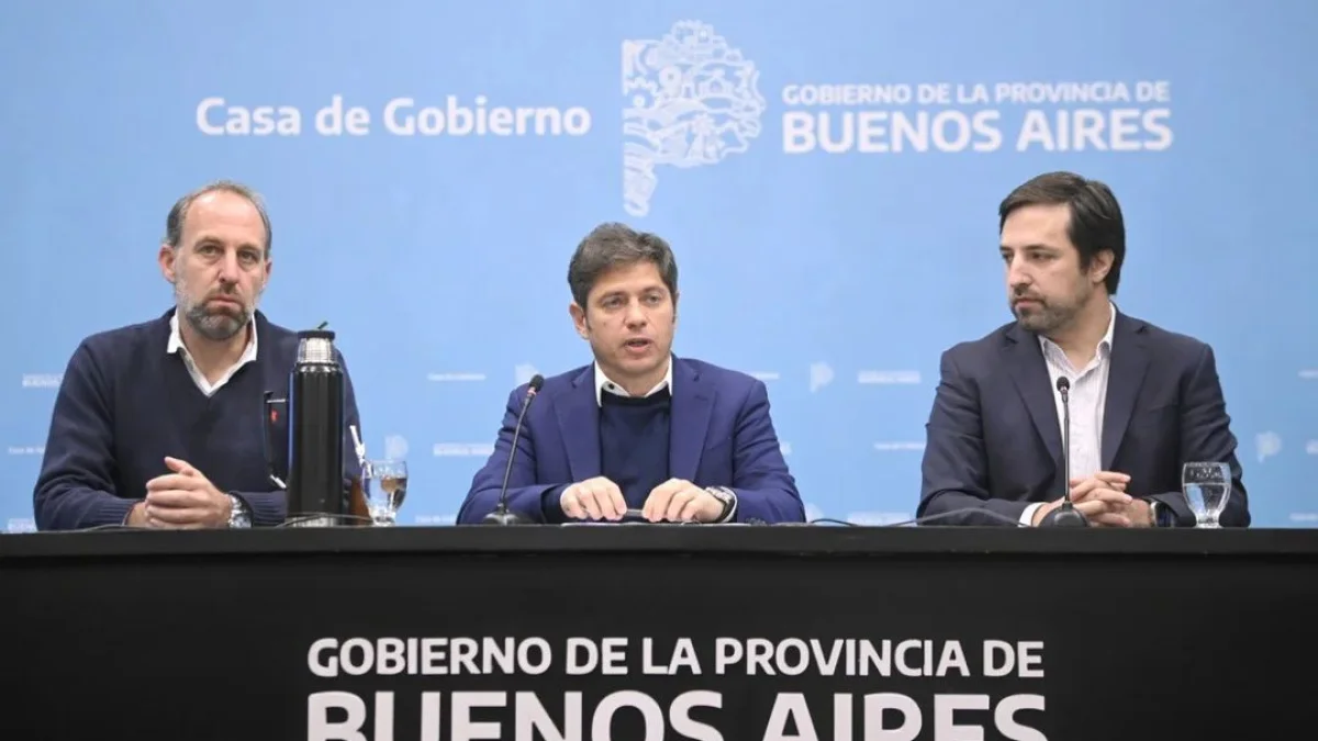 Axel Kicillof junto al ministro de Salud, Nicolás Kreplak y Jonatan Konfino subsecretario de Políticas de Cuidados en Salud.