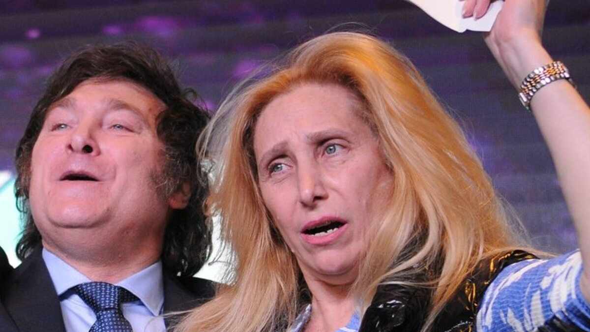 Los hermanos Milei llegan a Paris al mediodía.