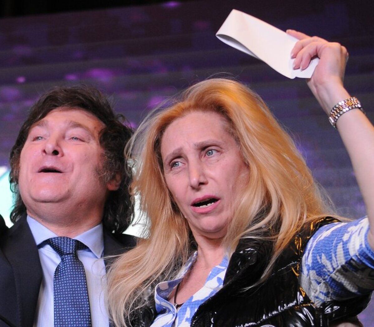 Los hermanos Milei llegan a Paris al mediodía.