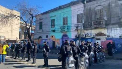 Con una orden errónea, la Policía fue a desalojar a 15 familias en La Boca