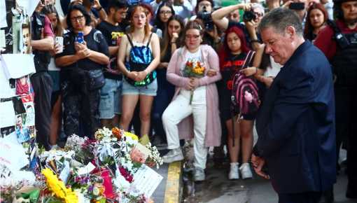  El padre de Liam Payne se reunió con los fans frente al santuario del hotel