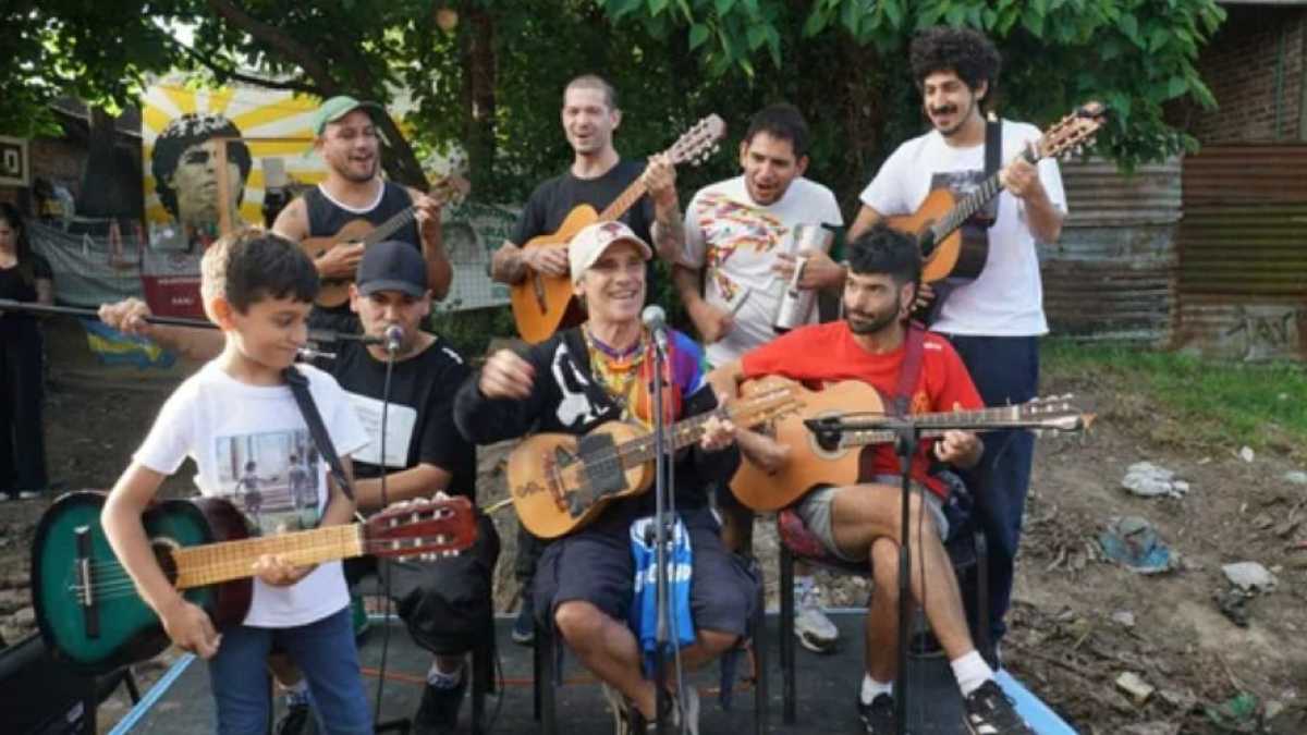 Manu Chao visitó la casa de Diego en Fiorito y causó furor