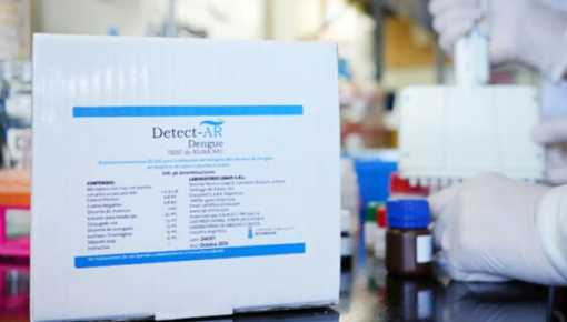 altText(Milei tuvo que levantar la prohibición de difundir el detector de dengue del Conicet)}