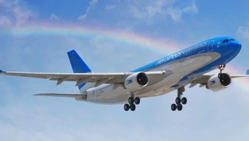 Los funcionarios ya no tienen obligación de contratar Aerolíneas Argentinas