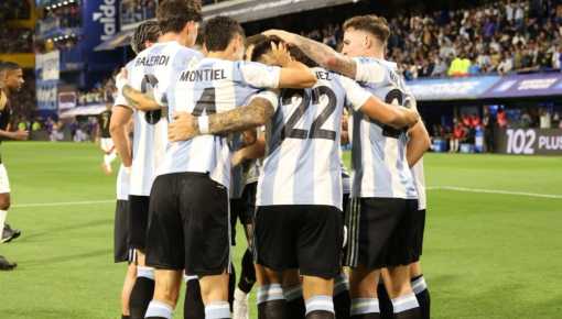 Argentina derrotó a Perú y se mantiene en la cima de las Eliminatorias