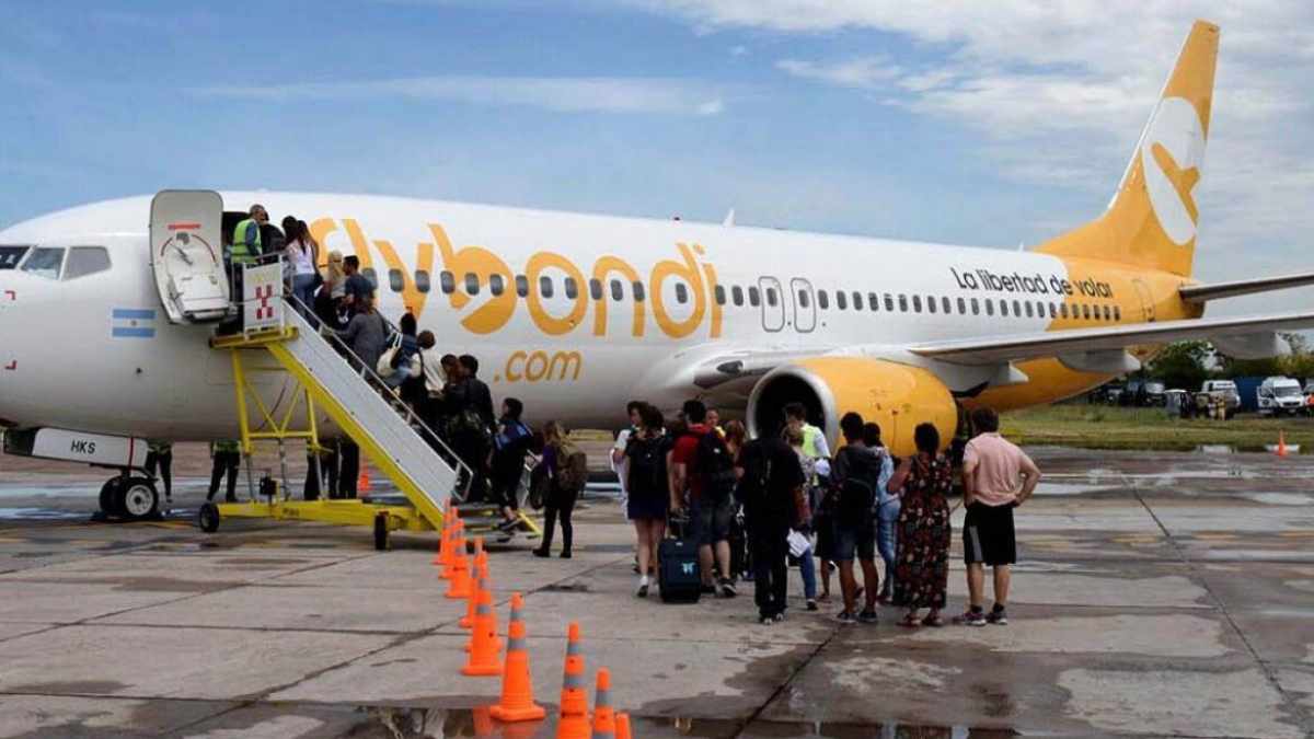 Embargo a Flybondi: la Justicia ordenó bloquear cuentas por una deuda de $1.500 millones