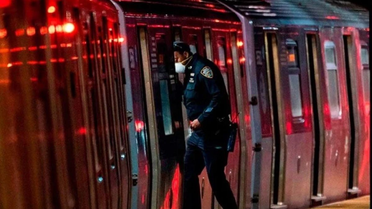 Conmoción en Brooklyn: un hombre incendió a una mujer en el metro