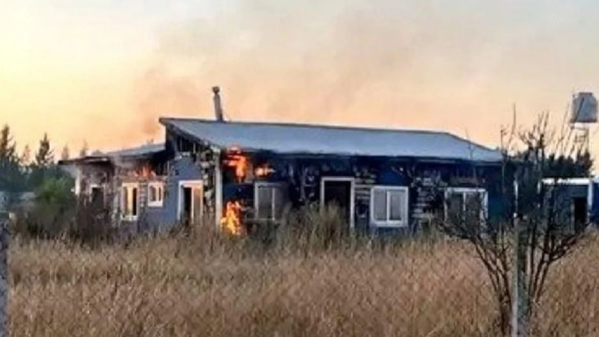 Tras los discursos de Milei, un hombre incendió la casa de una pareja de lesbianas