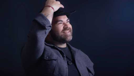 Juan Fuentes y una noche de folklore sobre calle Corrientes