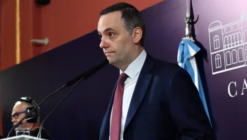 Adorni quiere censurar preguntas con un botón silenciador