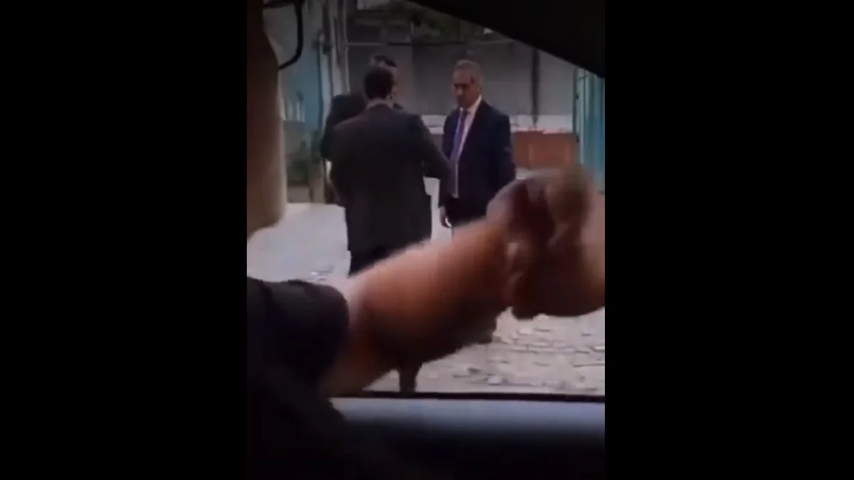 El incómodo momento de Scioli tras ser increpado por un jubilado