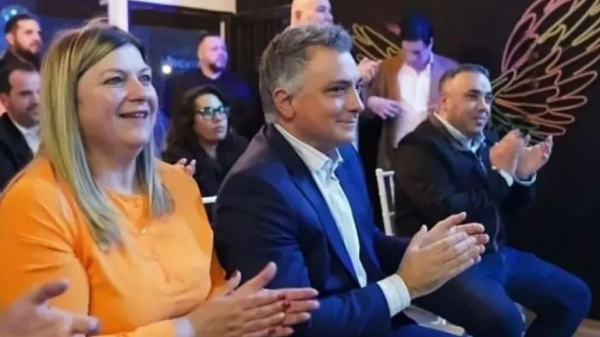 Sebastián Pareja junto al ex barra brava Fabricio Martínez, en un acto de LLA. Foto: Real Politik