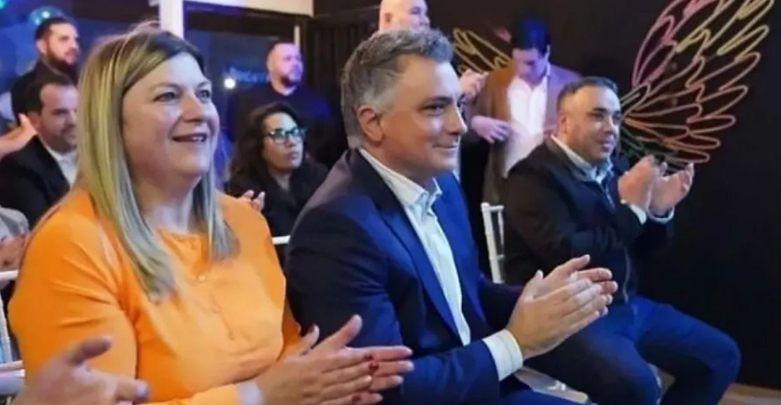 Sebastián Pareja junto al ex barra brava Fabricio Martínez, en un acto de LLA. Foto: Real Politik