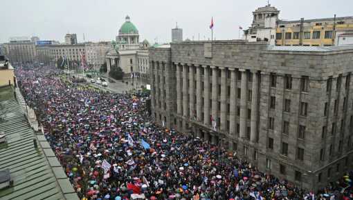 Una gigantesca manifestación exigió la renuncia del presidente de Serbia