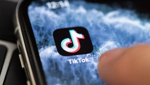 Brutal: tres adolescentes abusaron de su compañero por un reto viral de Tik Tok