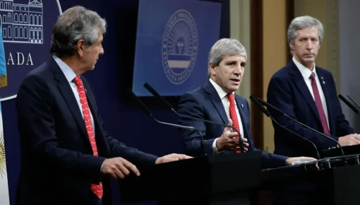 Caputo anunció el plan para sacar los dólares del colchón