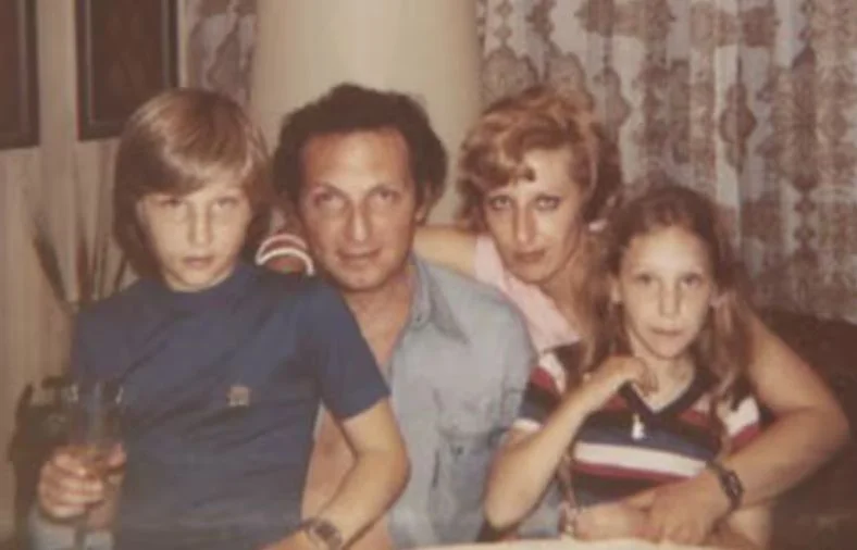 Postal de familia: Javier MIlei, su padre, su madre y Karina