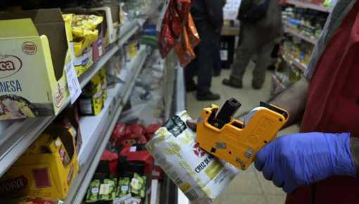 El Gobierno pierde el control: por la suba del dólar, las empresas remarcan precios 