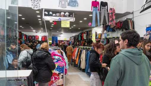 Día de las infancias: advierten que por la crisis, la ropa desplaza a los juguetes