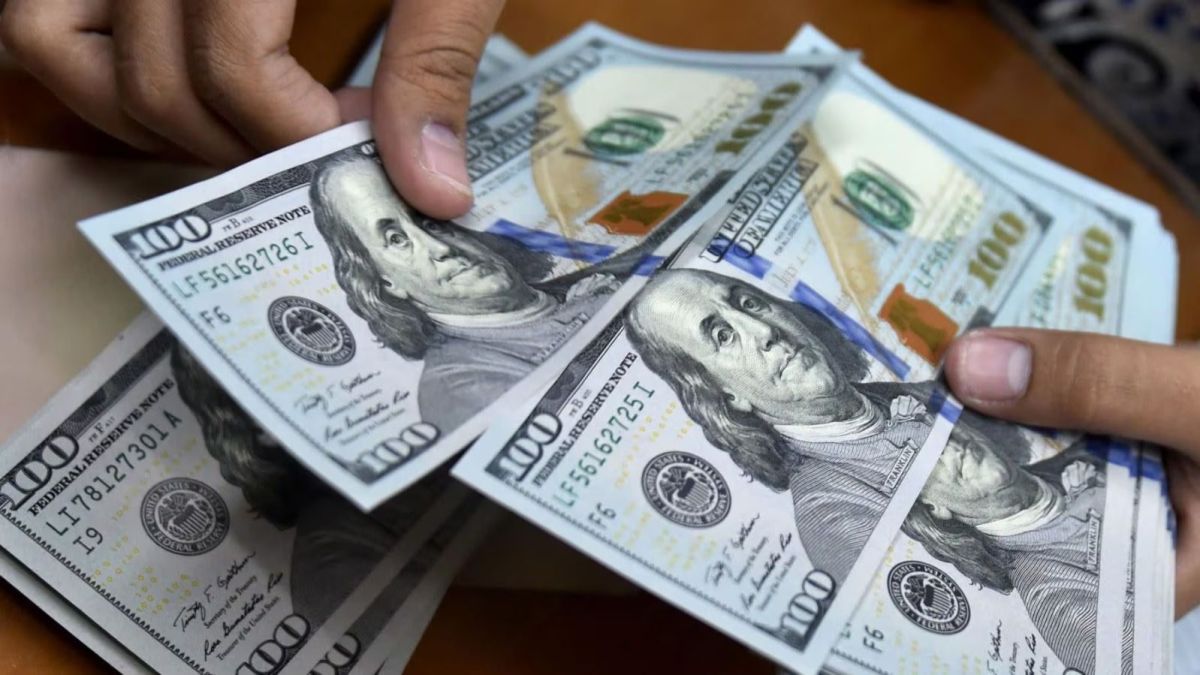 Se disparó el dólar y perforó el techo de la banda