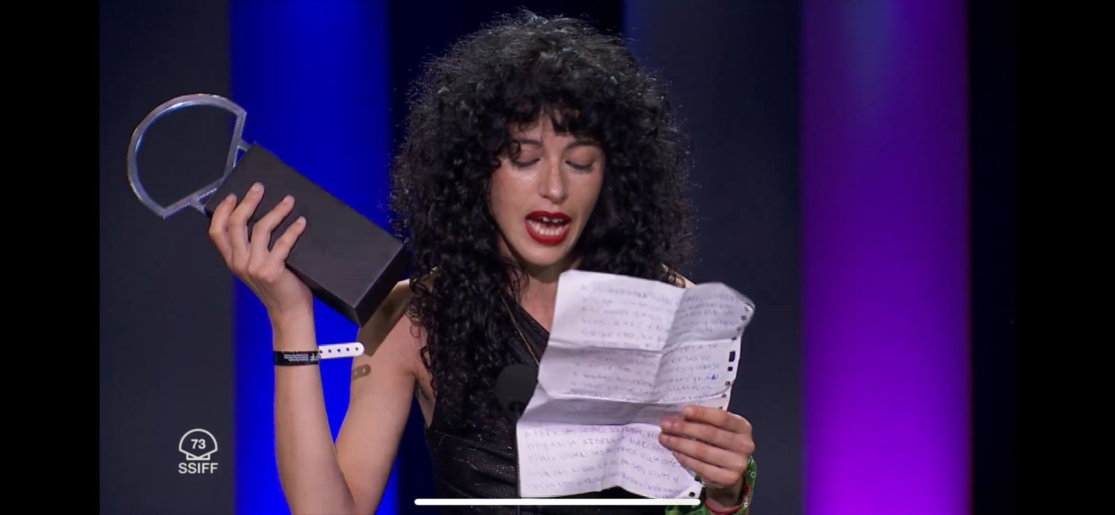 Camila Plaate al recibir el premio