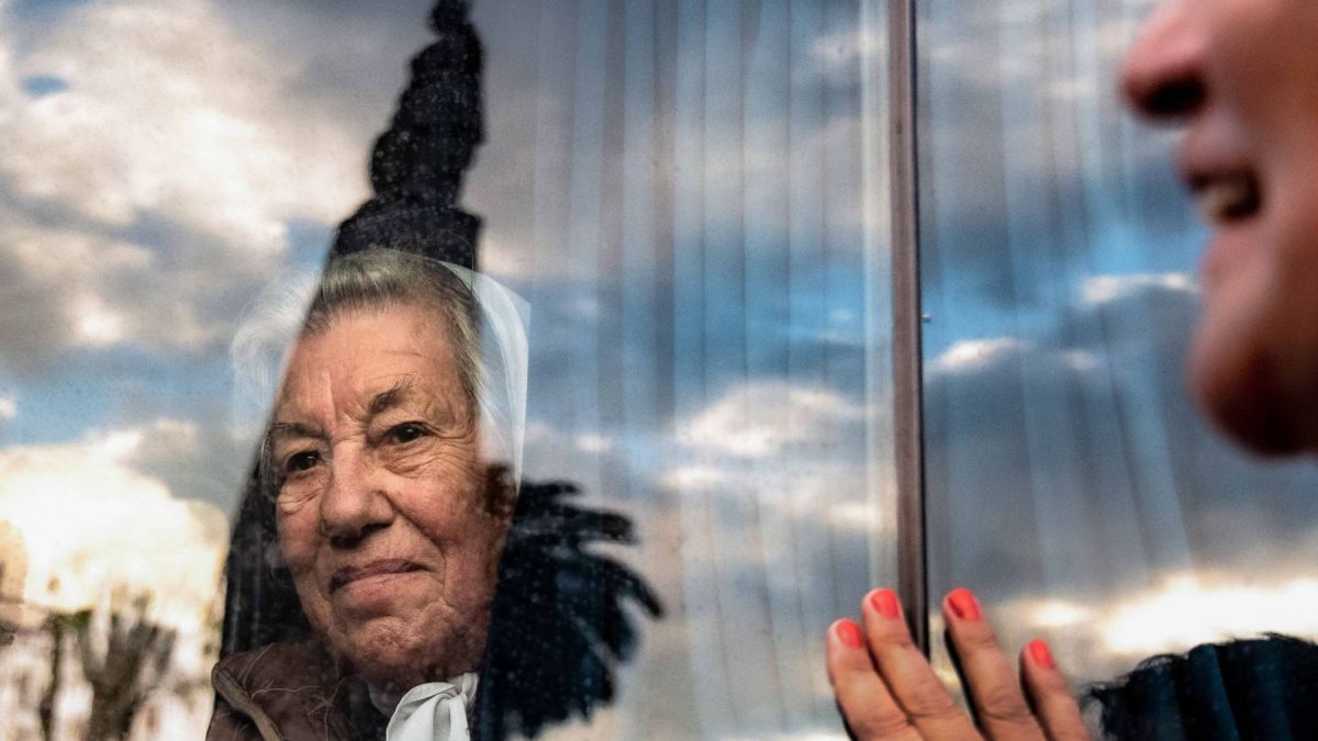 Carmen Arias, de la Asociación Madres de Plaza de Mayo, se asoma por la ventanilla previo a la ronda dos mil cuatrocientos diez, que se realiza todos los jueves alrededor de la plaza para exigir verdad y justicia.

Foto: Eliana Obregón 