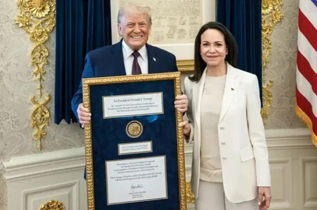 Trump, Machado y la medalla del Nobel de la Paz que la ganadora cedió al jefe de la Casa Blanca (foto: Prensa Casa Blanca)
