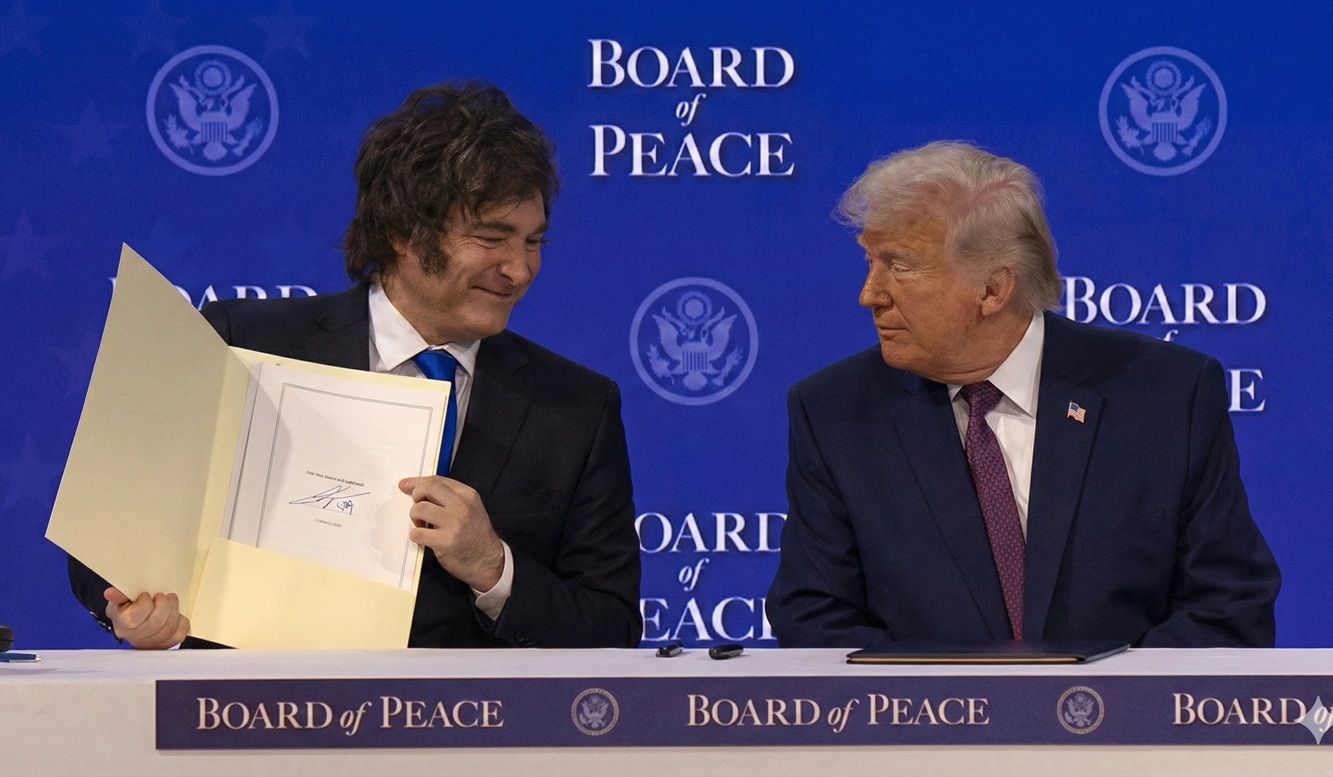 Milei muestra orgulloso su firma para el 