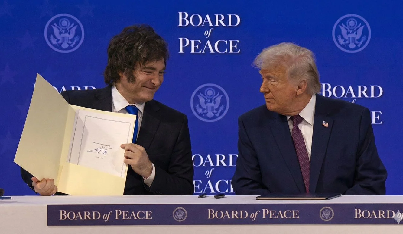 Milei muestra orgulloso su firma para el 