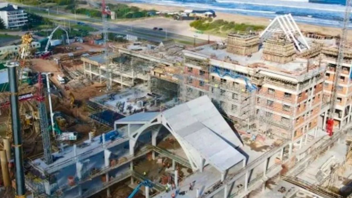 Escándalo en Punta del Este por explotación laboral: obreros peruanos enjaulados en una obra 