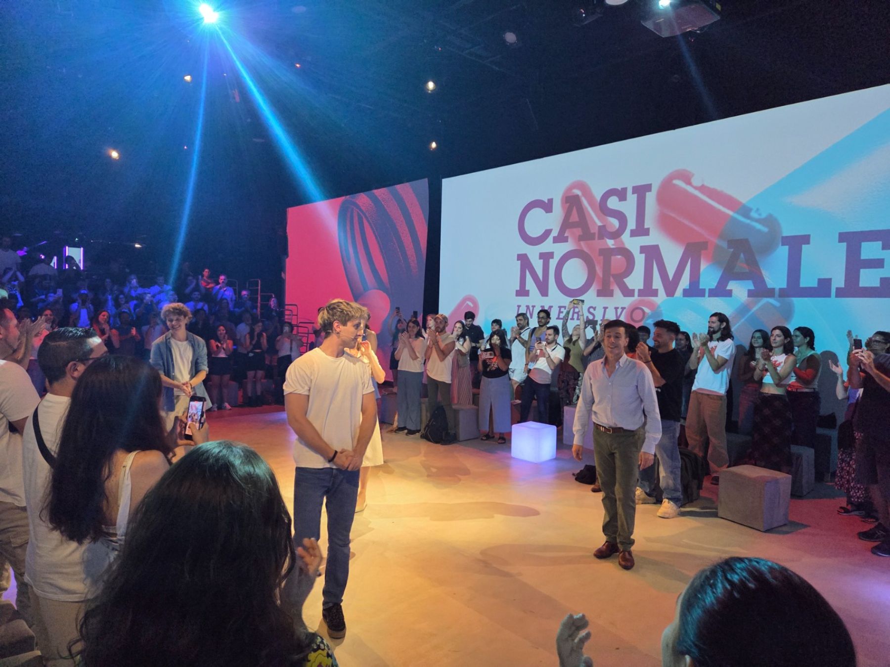 Pantallas y sonido envolvente . @mirtacast