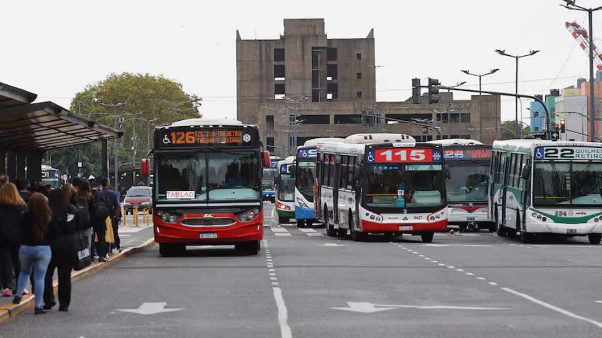 Recortan la frecuencia de colectivos que circulan en el AMBA