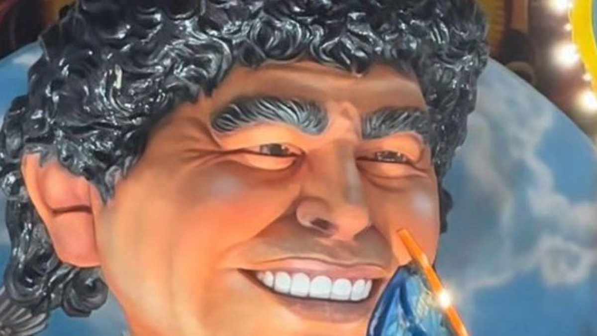 El Carnaval de Acireale rindió homenaje a Maradona con una carroza monumental