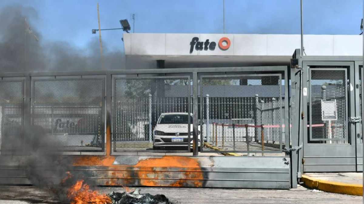 FATE: la Justicia ordenó desalojar la planta y los trabajadores mantienen la protesta