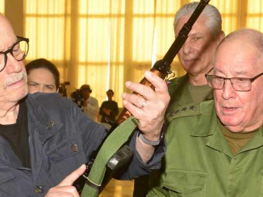 Silvio Rodríguez recibe un fusil tras pedir armas para defender a Cuba de EEUU