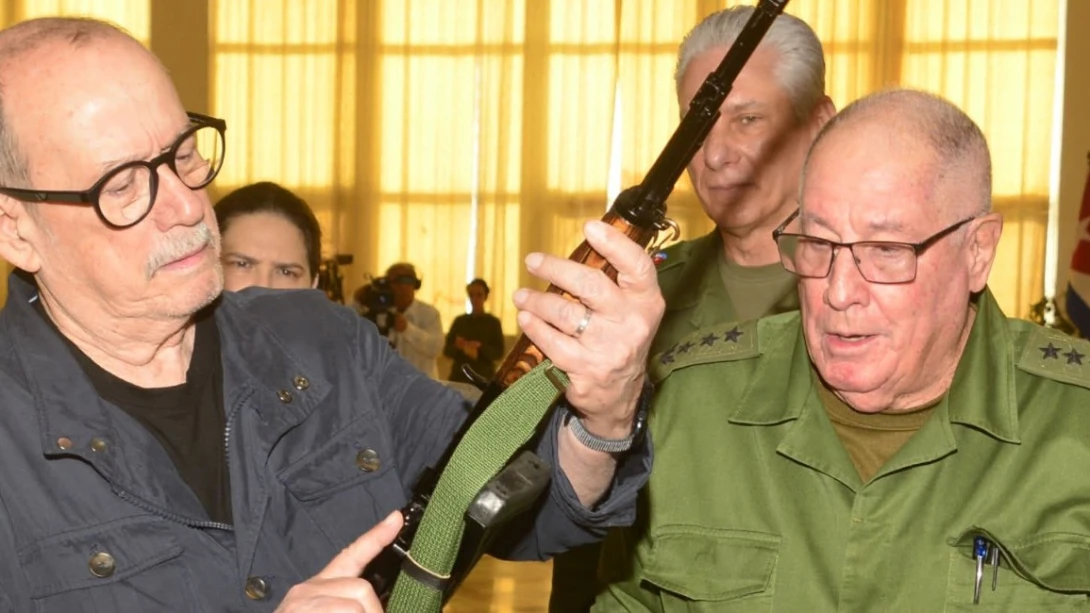Silvio Rodríguez recibe un fusil tras pedir armas para defender a Cuba de EEUU