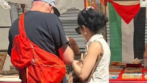 Artesanas denuncian persecución por exhibir una bandera palestina