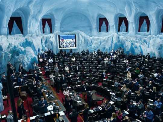 Con votos transversales y represión, se aprobó la reforma a la Ley de Glaciares