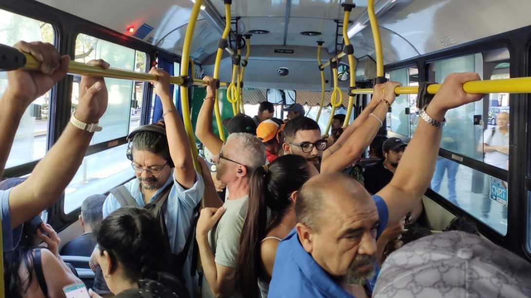 Viajar cuesta más y se usa menos: desplome histórico de pasajeros en el AMBA