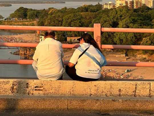 El país que implosiona: 80 intentos de suicidio en puente entre Corrientes y Chaco