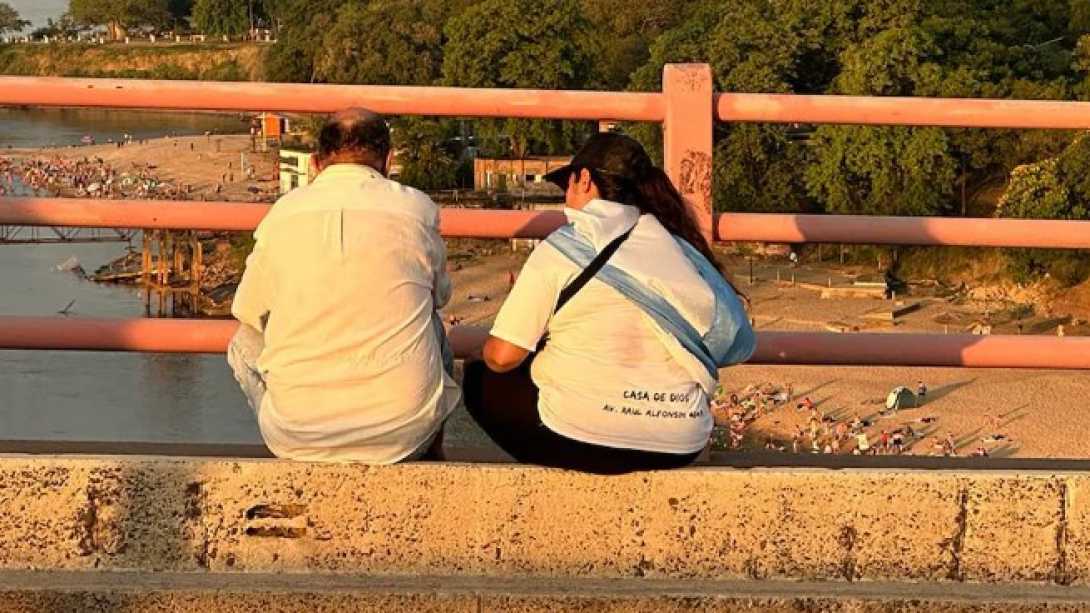 El país que implosiona: 80 intentos de suicidio en puente entre Corrientes y Chaco