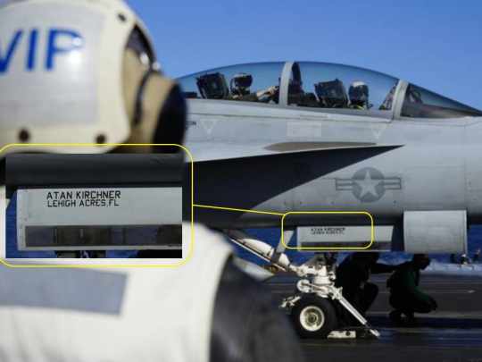Presi-meme: Milei se fotografió con un avión norteamericano llamado Kirchner